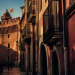 Perpignan a voir : Castillet et ruelle pavée