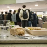 Restaurant universitaire Perpignan sur le campus Paul Alduy, plateau repas et étudiants.