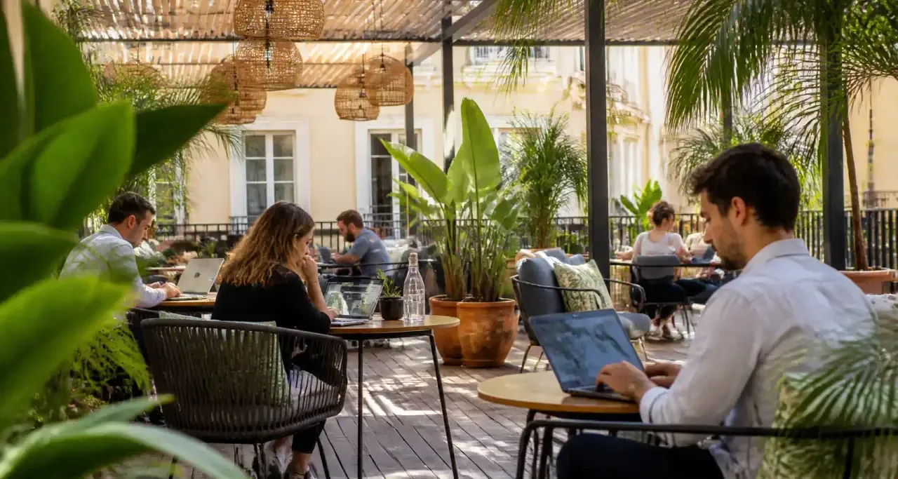 Terrasse de café coworking à Perpignan