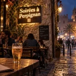Ou sortir ce soir Perpignan : terrasse de bar animée de nuit au centre historique