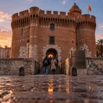 Visiter le castillet perpignan : vue sur la place de Verdun et 142 marches