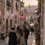 À Saint-Martin, des soutiens-gorge suspendus pour Octobre rose